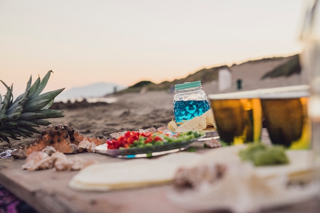 Plaża sceny z napojami i jedzeniem