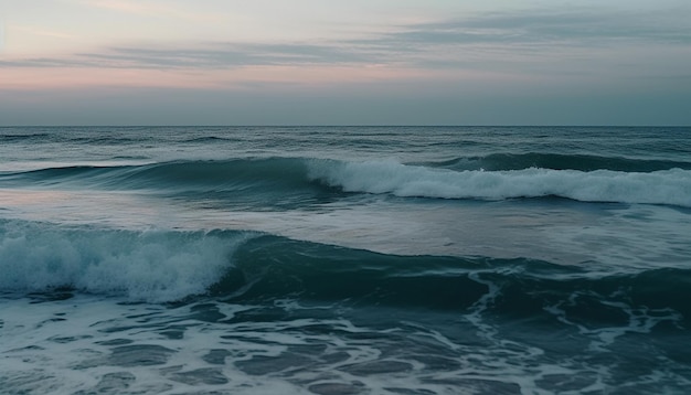 Plaża z falami rozbijającymi się o brzeg