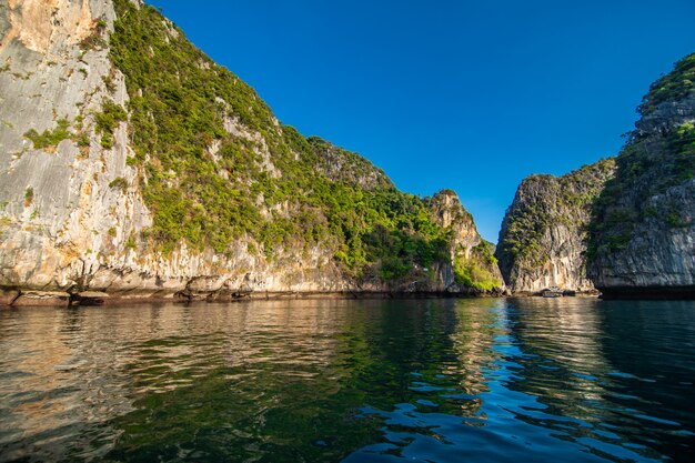 Plaże na wyspach Ko Phi Phi i półwyspie Rai ley otoczone są przepięknymi wapiennymi klifami. Są regularnie wymieniane między najlepszymi plażami w Tajlandii.