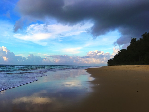 Plażowy linii brzegowej chmury nadmorski pojęcie