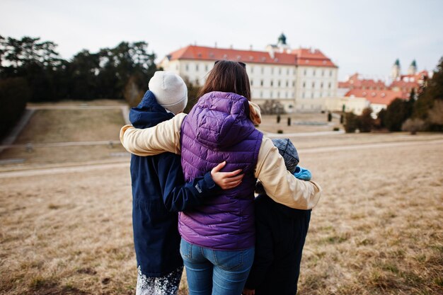 Plecy matki z dwoma synami w pałacu Valtice Czechy