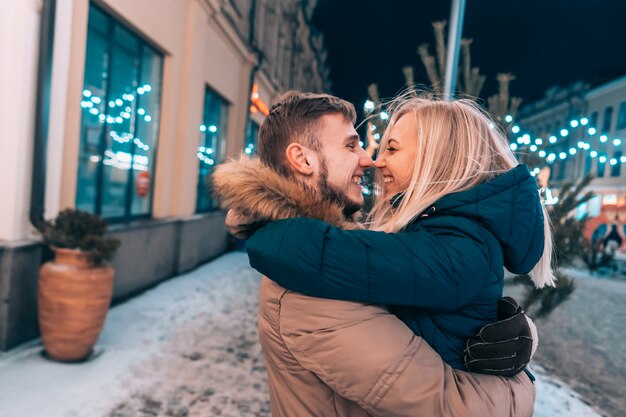 Plenerowy zakończenie w górę portreta młoda piękna para pozuje na ulicie