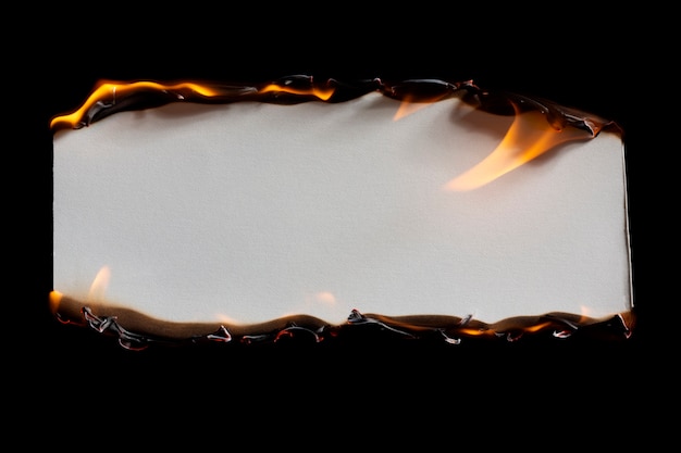 Bezpłatne zdjęcie płonący papierowy tło martwa natura