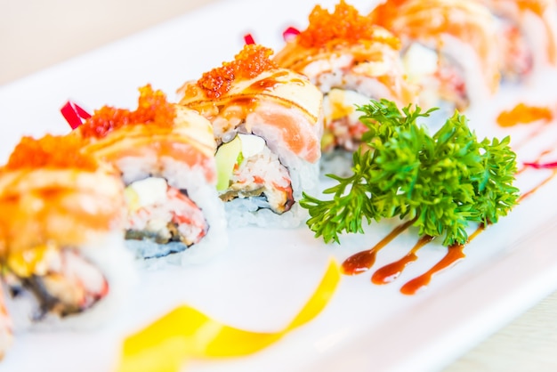 Płyta smaczne sushi zbliżenie diety