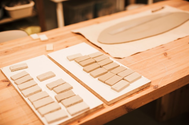 Płytki ceramiczne na drewnianym biurku