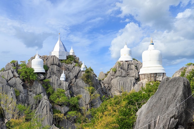 Bezpłatne zdjęcie pływająca pagoda na szczycie góry w świątyni wat chaloem phra kiat phra bat pupha daeng w dzielnicy chae hom lampang tajlandia