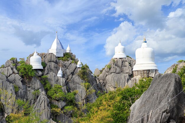 Pływająca pagoda na szczycie góry w świątyni Wat Chaloem Phra Kiat Phra Bat Pupha Daeng w dzielnicy Chae Hom Lampang Tajlandia