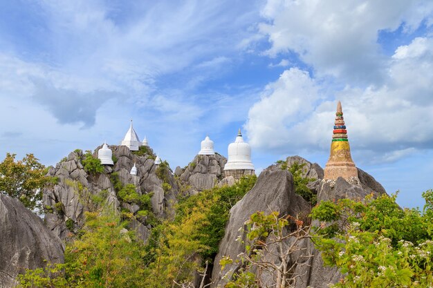 Pływająca pagoda na szczycie góry w świątyni Wat Chaloem Phra Kiat Phra Bat Pupha Daeng w dzielnicy Chae Hom Lampang Tajlandia
