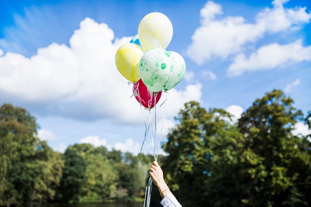 Pływający dostrzegł z balonami farby