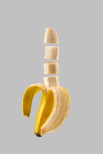 Pływający pokrojony banan z przezroczystym tłem