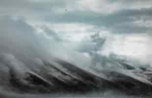 Bezpłatne zdjęcie pochmurne niebo i góry