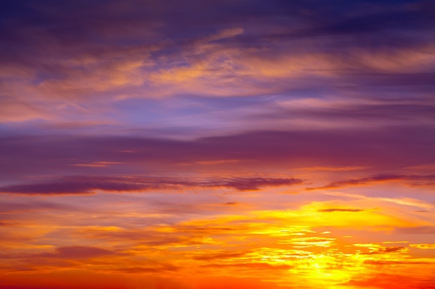 Bezpłatne zdjęcie pochmurne niebo o świcie
