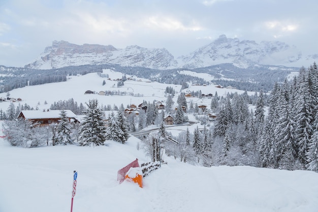 Pochmurny dzień w górach z małej wioski Cortina w Dolomitach