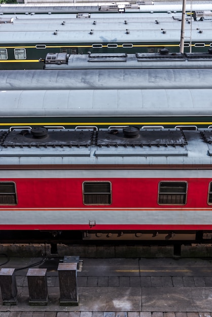 Bezpłatne zdjęcie pociąg na dworcu kolejowym