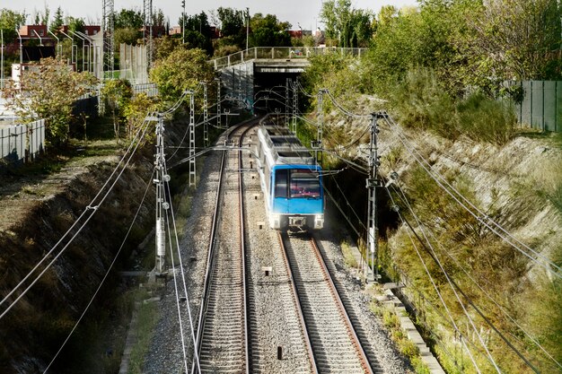 Pociąg opuszczający tunel