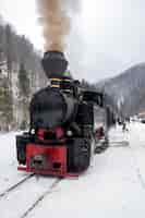Bezpłatne zdjęcie pociąg parowy mocanita na stacji kolejowej zimą rumunia