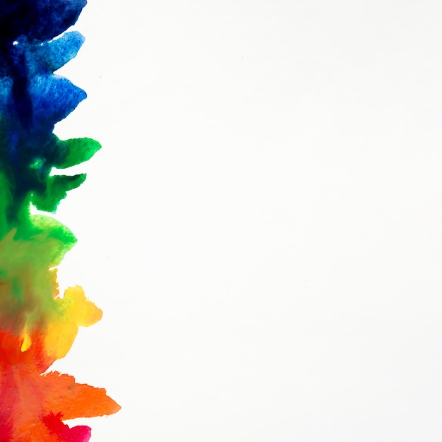 Bezpłatne zdjęcie pociągnięcia pędzlem akwarela w kolorach tęczy