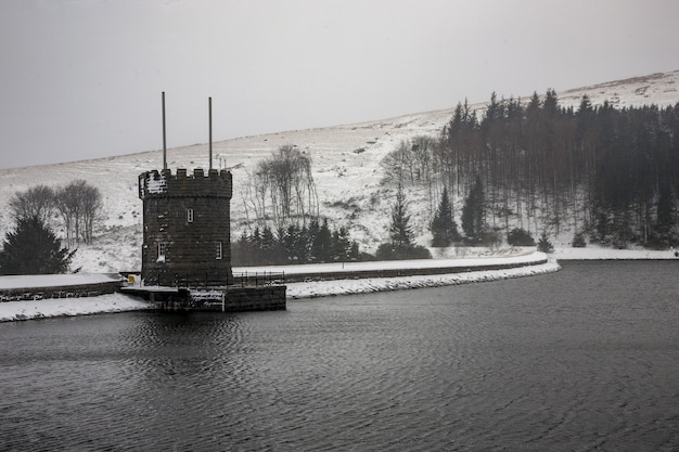 Pod śniegiem na Brecon Beacons w Walii w Wielkiej Brytanii