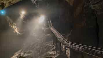 Bezpłatne zdjęcie pod ziemią. piękny widok na stalaktyty i stalagmity w podziemnej jaskini - nowa jaskinia athos. święte starożytne formacje podziemnego świata.