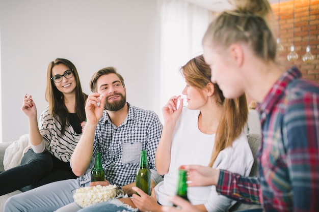 Bezpłatne zdjęcie podekscytowani przyjaciele rzucanie z popcorn zabawy