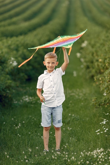 Podekscytowany mały chłopiec biegający z zabawkowym samolotem