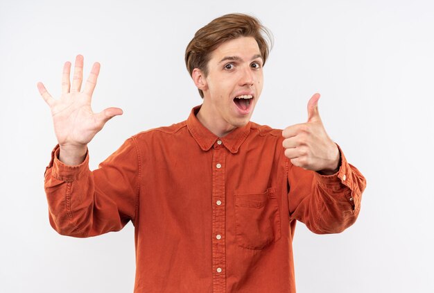 Podekscytowany młody przystojny facet ubrany w czerwoną koszulę pokazując różne gesty
