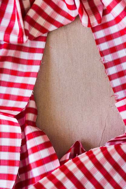 Podniesiony widok czerwona szkocka krata wzoru tkanina tworzy ramę