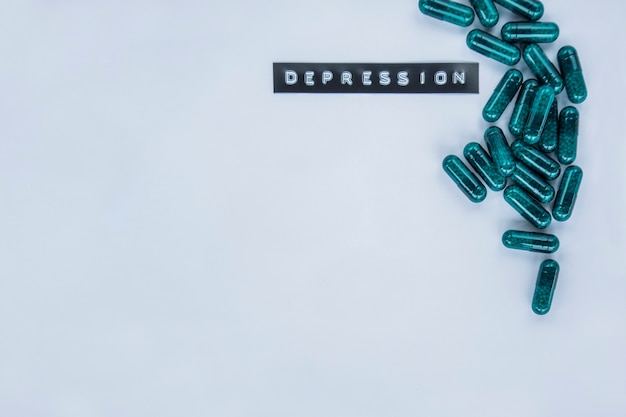 Podniesiony widok kapsułek i tekst w depresji