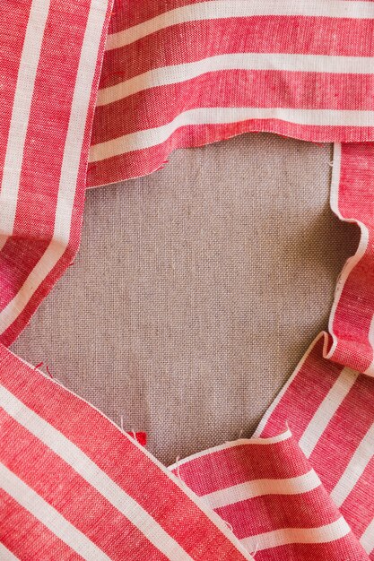 Podniesiony widok materiału tkaniny czerwone i białe paski na zwykłym szmatką worka