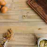 Bezpłatne zdjęcie podniesiony widok orzecha; kawałki czekolady i brązowe jaja na drewniane tła