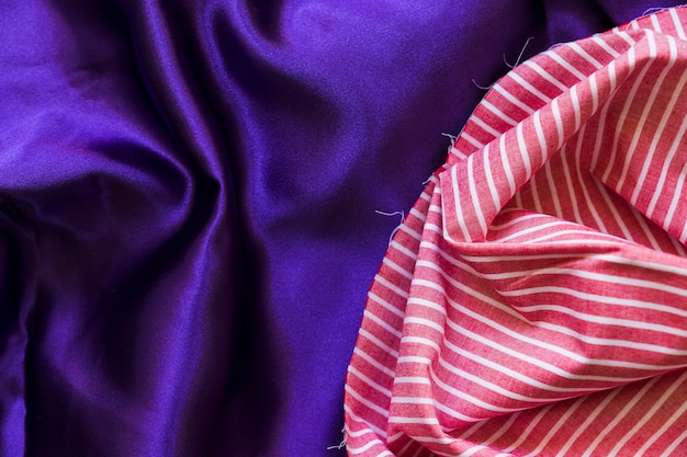 Podniesiony widok paski wzór tekstylny i jedwabisty fioletowy materiał