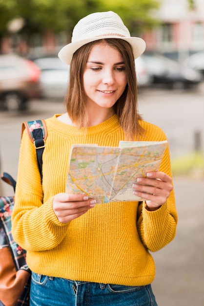 Podróżna Kobieta Sprawdza Jej Mapę