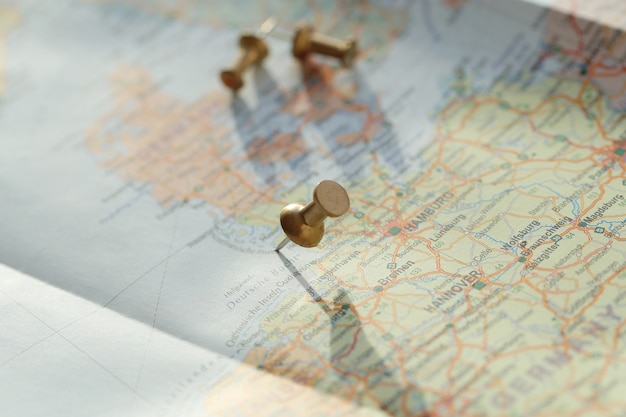 Bezpłatne zdjęcie podróżna mapa z pinami