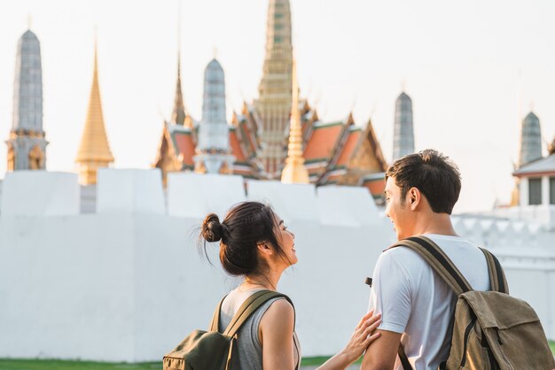 Podróżnik Azjatycka para podróżuje i chodzi w Bangkok, Tajlandia