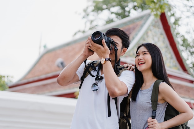 Podróżnik Azjatycka para używa kamerę dla bierze obrazek podczas gdy wydający wakacyjną wycieczkę przy Bangkok, Tajlandia
