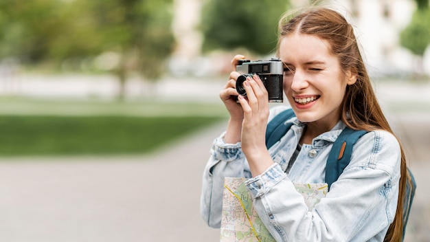 Bezpłatne zdjęcie podróżnik bierze fotograficzną kopii przestrzeń