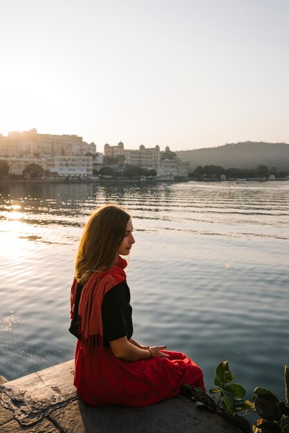 Podróżnik cieszy się widok Taj jezioro w Udaipur, India