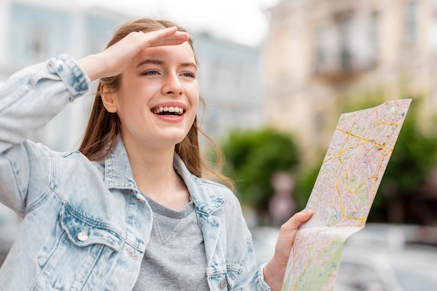 Bezpłatne zdjęcie podróżnik po mieście trzymając mapę