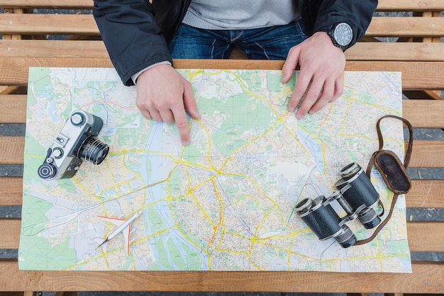 Bezpłatne zdjęcie podróżnik wskazujący na mapę