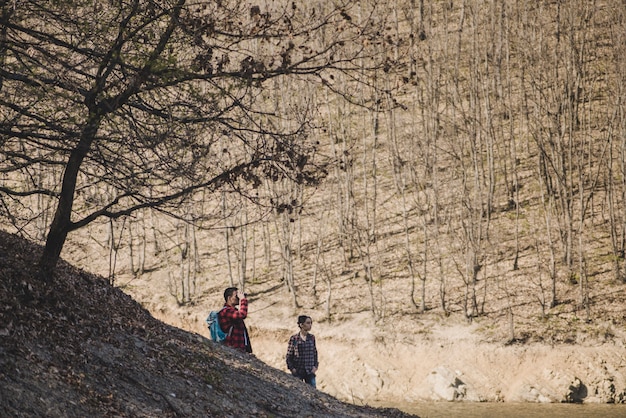 Podróżnik z lornetką obok swojego partnera