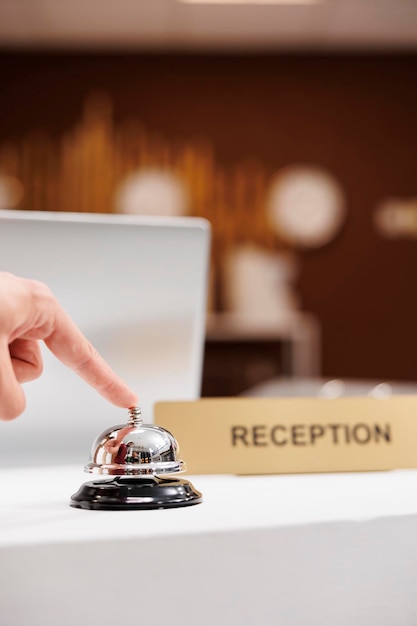Bezpłatne zdjęcie podróżny dzwoni do concierge'a hotelu.