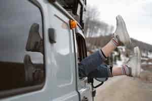 Bezpłatne zdjęcie podróżny trzymający nogi przez okno z bliska