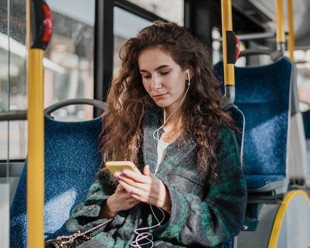 Podróżowanie autobusem i słuchanie muzyki