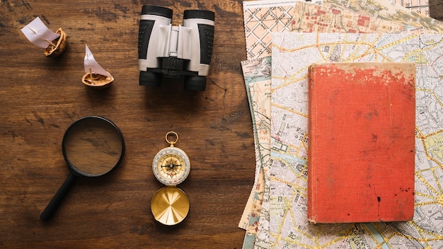 Podróżuj w pobliżu książek i map