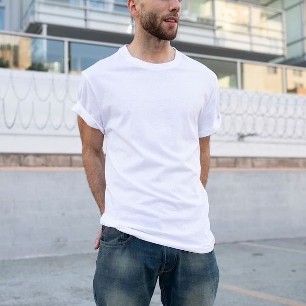 Podstawowa biała koszulka męska odzież modowa sesja plenerowa