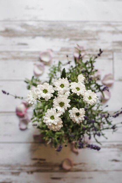 Podwyższony widok białego kwiatu bukiet na drewnianym stole