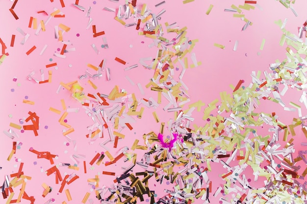 Podwyższony widok kolorowi confetti na różowym tle