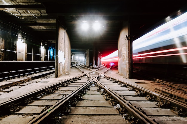 Podziemny tunel i koleje