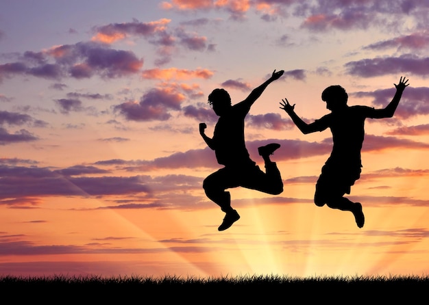 Pojęcie osób homoseksualnych. sylwetka dwóch szczęśliwych gejów skacze o zachodzie słońca