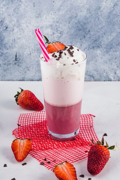 Pojęcie wyśmienicie truskawkowy smoothie